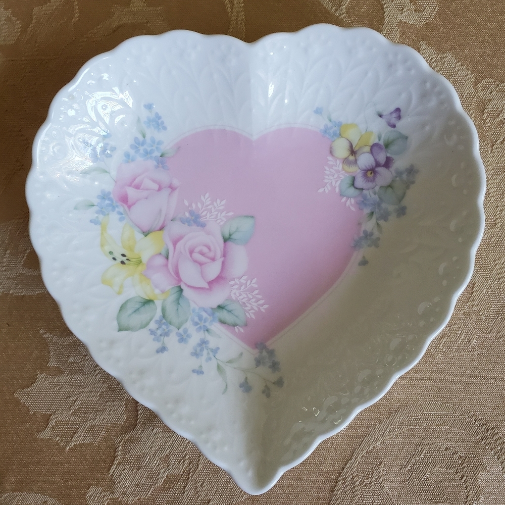 Vintage MIKASA  Porcelain Heart Dish 💞